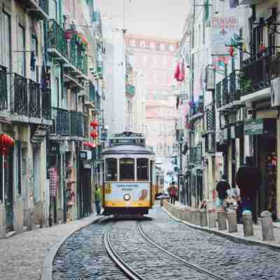 Sporvogne og gitrede altaner i Lissabon