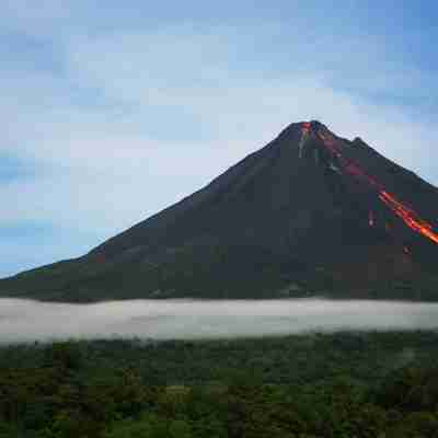Lavaen flyder ned af Arenal vulkanen, Costa Rica