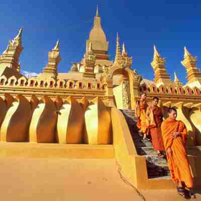 Munkene forlader templet, Laos