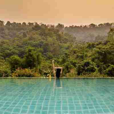 Skøn pooludsigt til den øko-beskyttede skov på Namkat Yorla Pa Resort i Laos