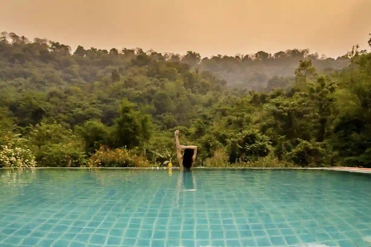 Skøn pooludsigt til den øko-beskyttede skov på Namkat Yorla Pa Resort i Laos
