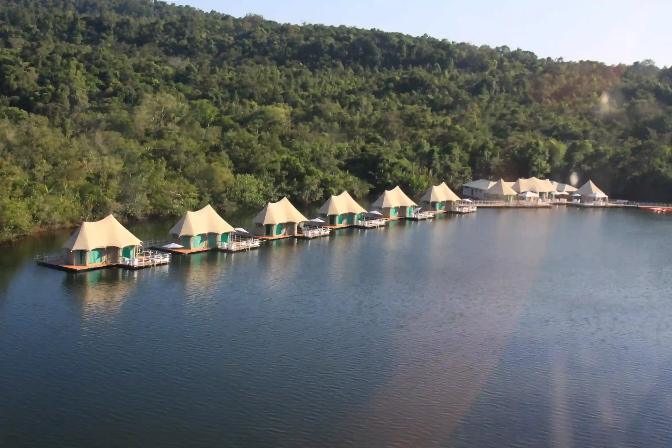 De flydende telte ligger lige op ad regnskoven, 4 Rivers Floating Lodge, Cambodia