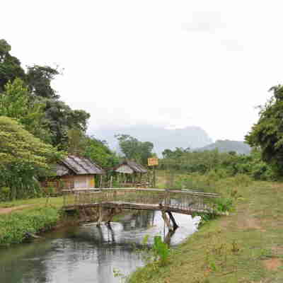 En lille bro ved en lille landsby udenfor Vang Vieng