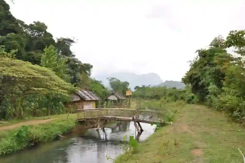 En lille bro ved en lille landsby udenfor Vang Vieng