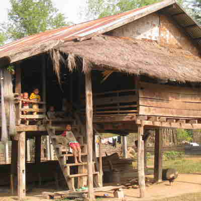 Simpel hytte i Konglor landsbyen ved Hin Boun