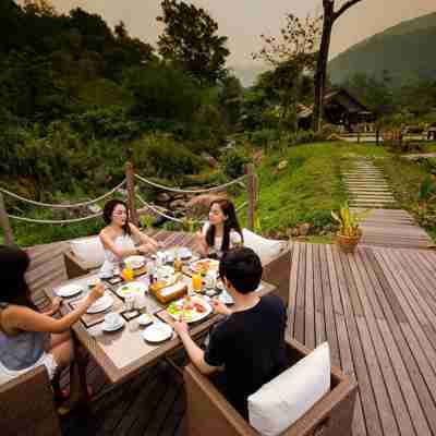 Spis middag i naturen kan noget særligt  på Namkat Yorla Pa Resort i Laos