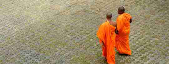 To munke i samtale, Laos