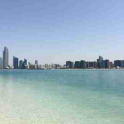 Strand, vand og Abu Dhabis skyline
