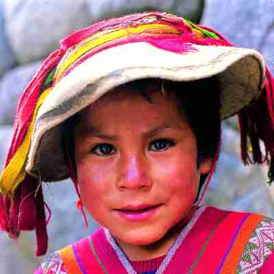 Pige i originale klæder i Peru