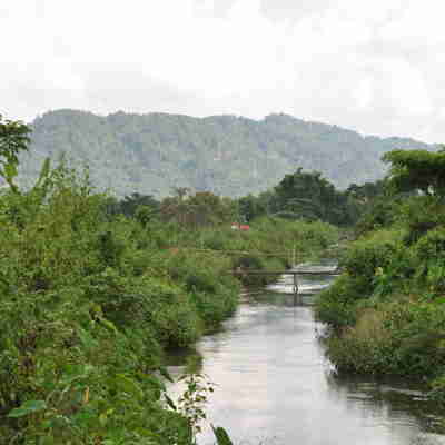 Flod løber gennem landskabet udenfor Vang Vieng