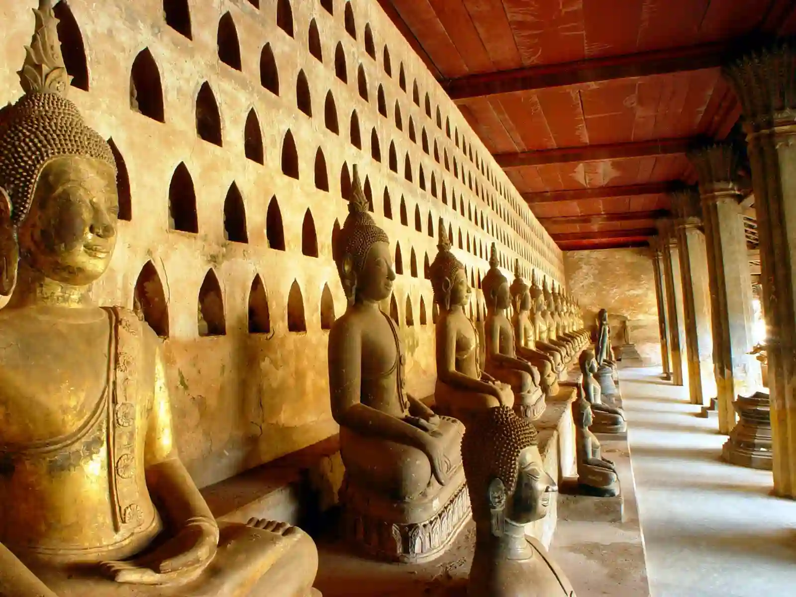 Buddhastatuer på række, Laos