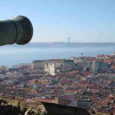 En kanon peger ud og vandet fra Portugals hovedstad, Lissabon