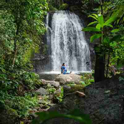 Besøg vandfald i den naturbeskyttede skov på Namkat Yorla Pa Resort i Laos