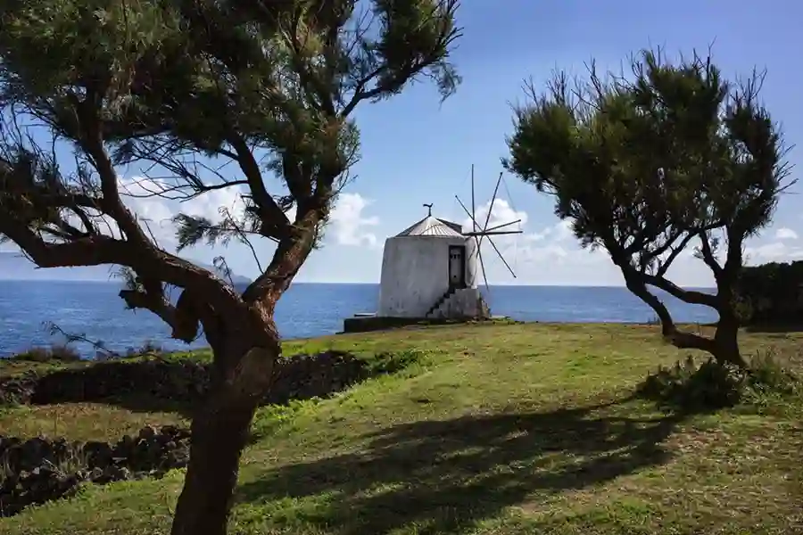 Corvo, hvid vindmølle ved havet