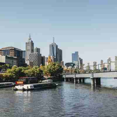 Yarra floden flyder gennem Melbourne, Australien