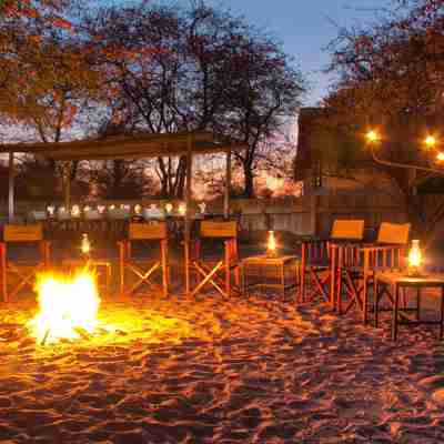 Det er hyggeligt med bål om aftenen på Deception Camp, Botswana