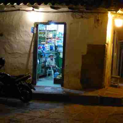 Gade i Barichara om natten. Typisk butik