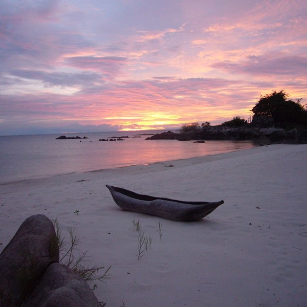 Trækano på strand ved Lake Malawi