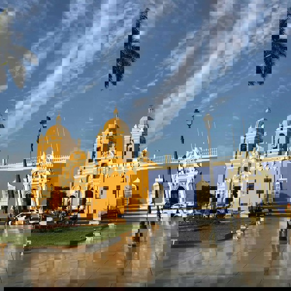 Flot farverig bygning i Trujillo i Peru