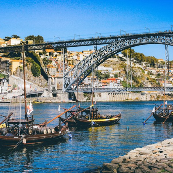 Både i Portos kanal