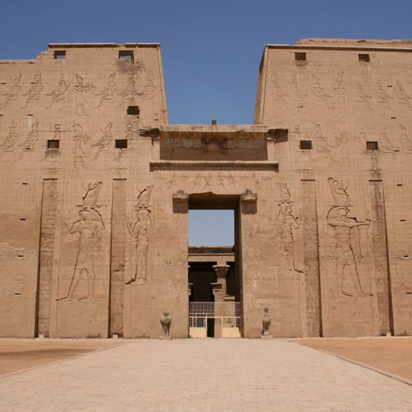 Edfu City tempelet set ude fra med maleriske værker