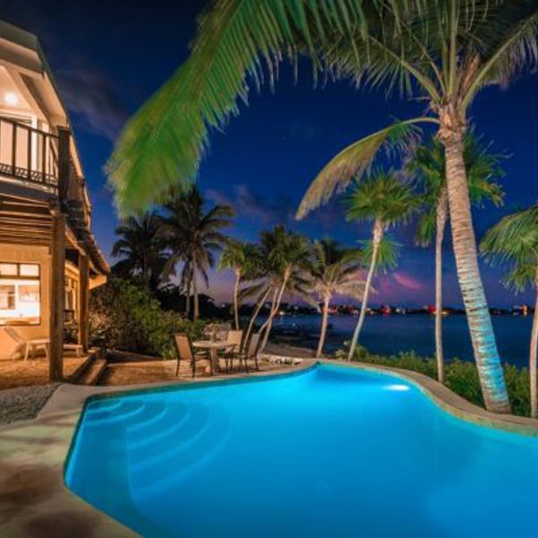 Poolområde i Mexico villa om aftenen