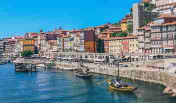 Porto ligger helt ned til vandet med bygninger op af skråningerne