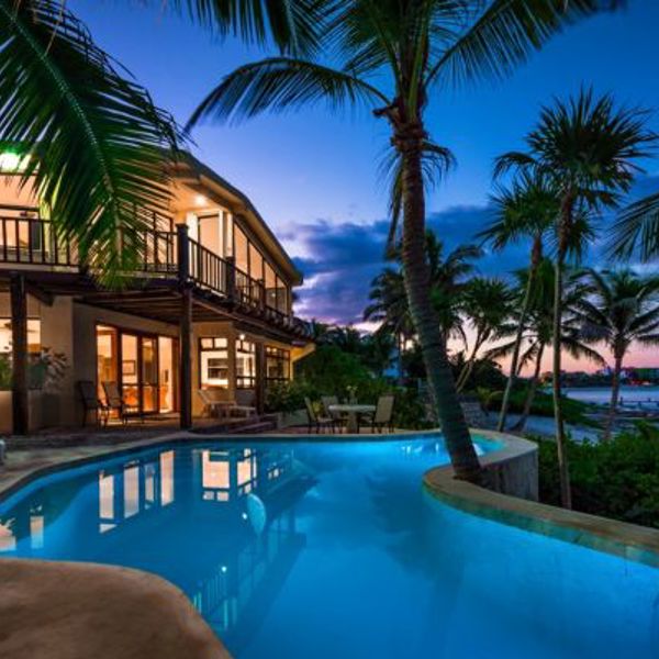 Poolområde i Mexico villa om aftenen