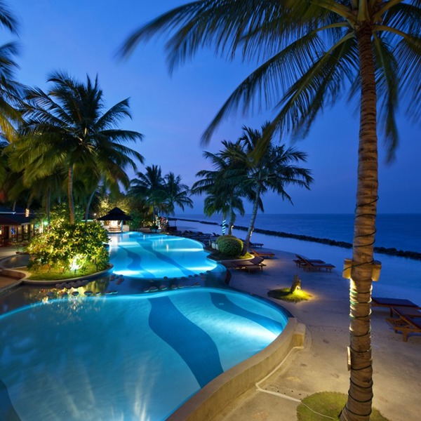 Poolen når solen er gået ned på Royal Island Resort & Spa, Baa Atoll, Maldiverne