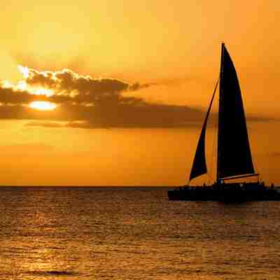 Sejlskib i solnedgang