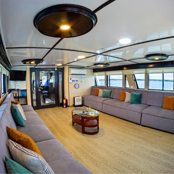 Galapagos båd, Hannibal Travel