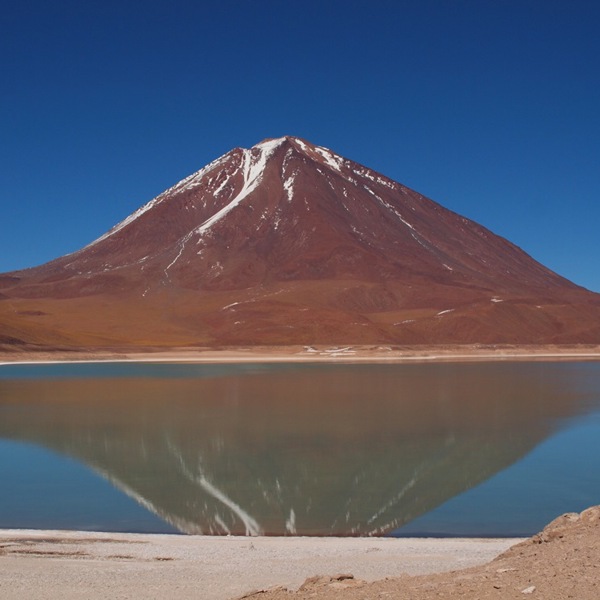 Bjerg spejles i sø i ørkenen, Bolivia