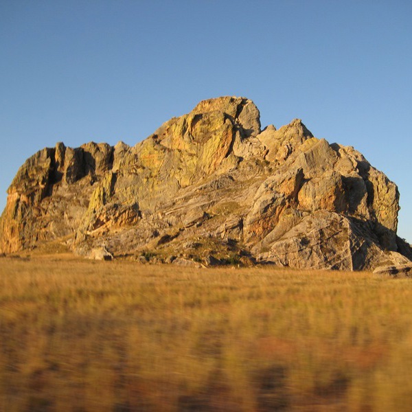 Klippe titter frem i landskabet