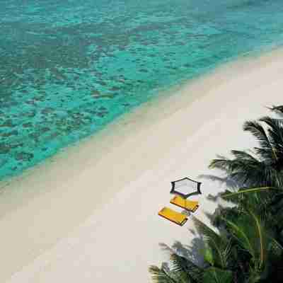 Hvide sandstrande og krystalklart vand på Pullman Muumutaa Maldiverne