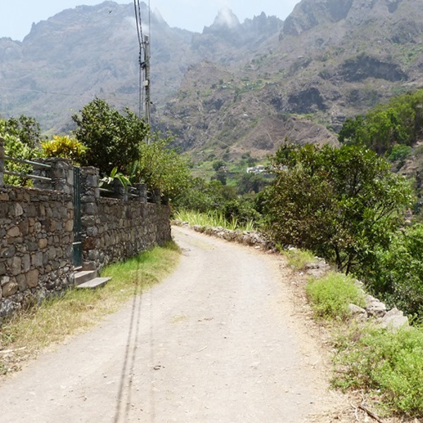 Bjergene omkranser de støvede grusstier på Kap Verde