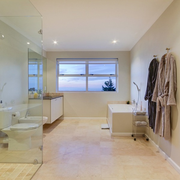 Rummeligt badeværelse med udsigt