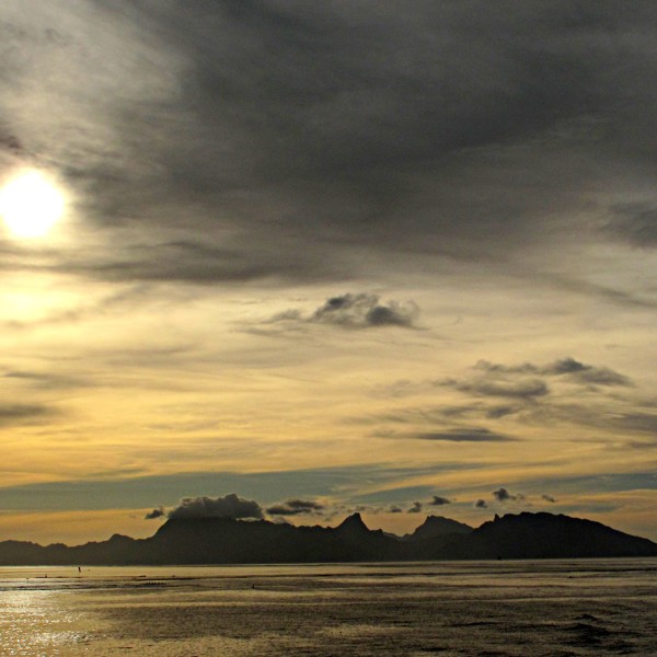 Flot solnedagng på Moorea, Fransk Polynesien