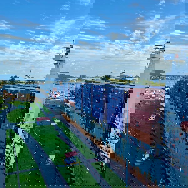 Panamakanalen er gennemgang for utrolig mange containerskibe dagligt