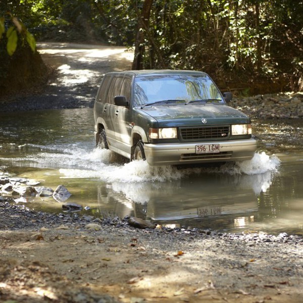Med firehjulstrækker i Dainrtree National Park, Australien