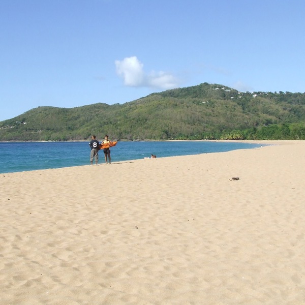 Hvid sandstrand på Guadeloupe