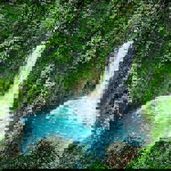 Lillle vandfald og vidunderlige laguner i Costa Ricas jungle