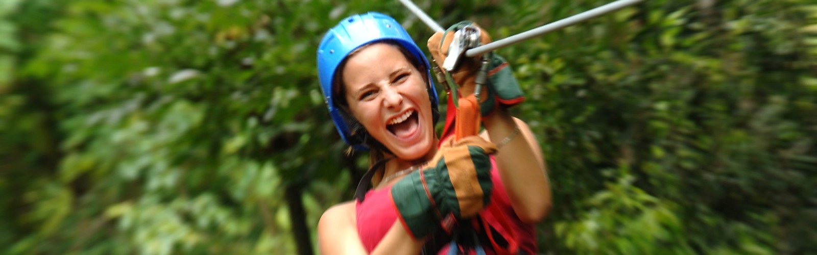 Det er fantastisk at zipline i tågeregnskoven ved Monteverde, Costa Rica