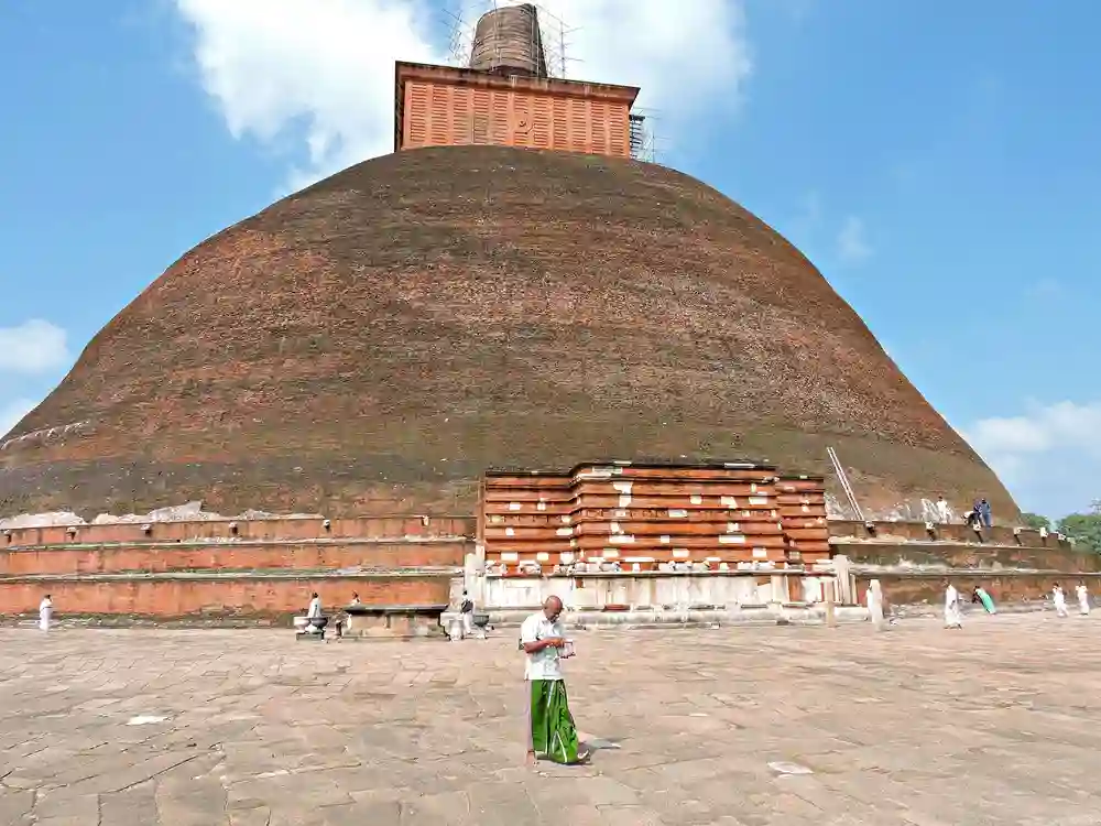 Guide i farverige klæder ved Anuradhapura, Sri Lanka