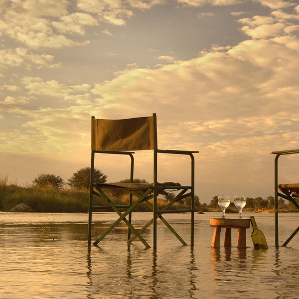 Drinksene serveres i floden. Mwaleshi Lodge, North Luangwa, Zambia