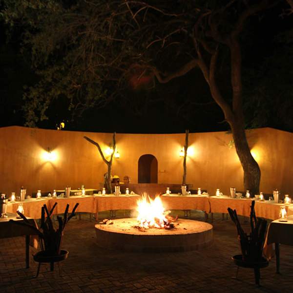 Bål og aftensmad under åben himmel på lodgen