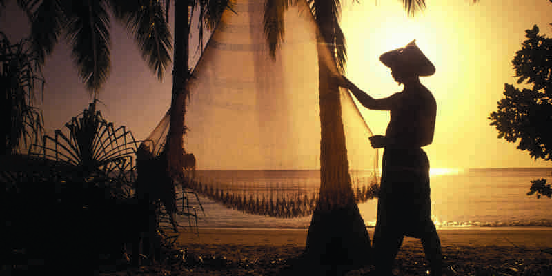 Fisker i solnedgangen, Indonesien