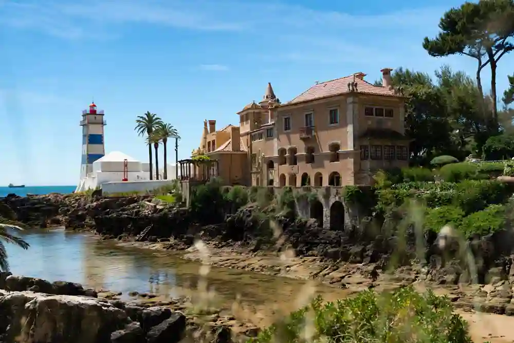 Cascais fyrtårn og bygning ud til havet