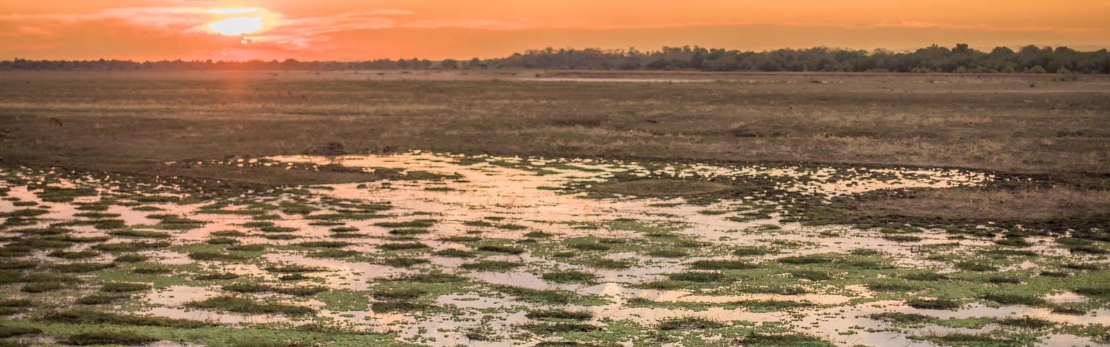 I:\AXUMIMAGES\Afrika\Zambia\Pakker\22619 -South Luangwa & Lower Zambezi, With Baines River Camp\Lodge sunset view