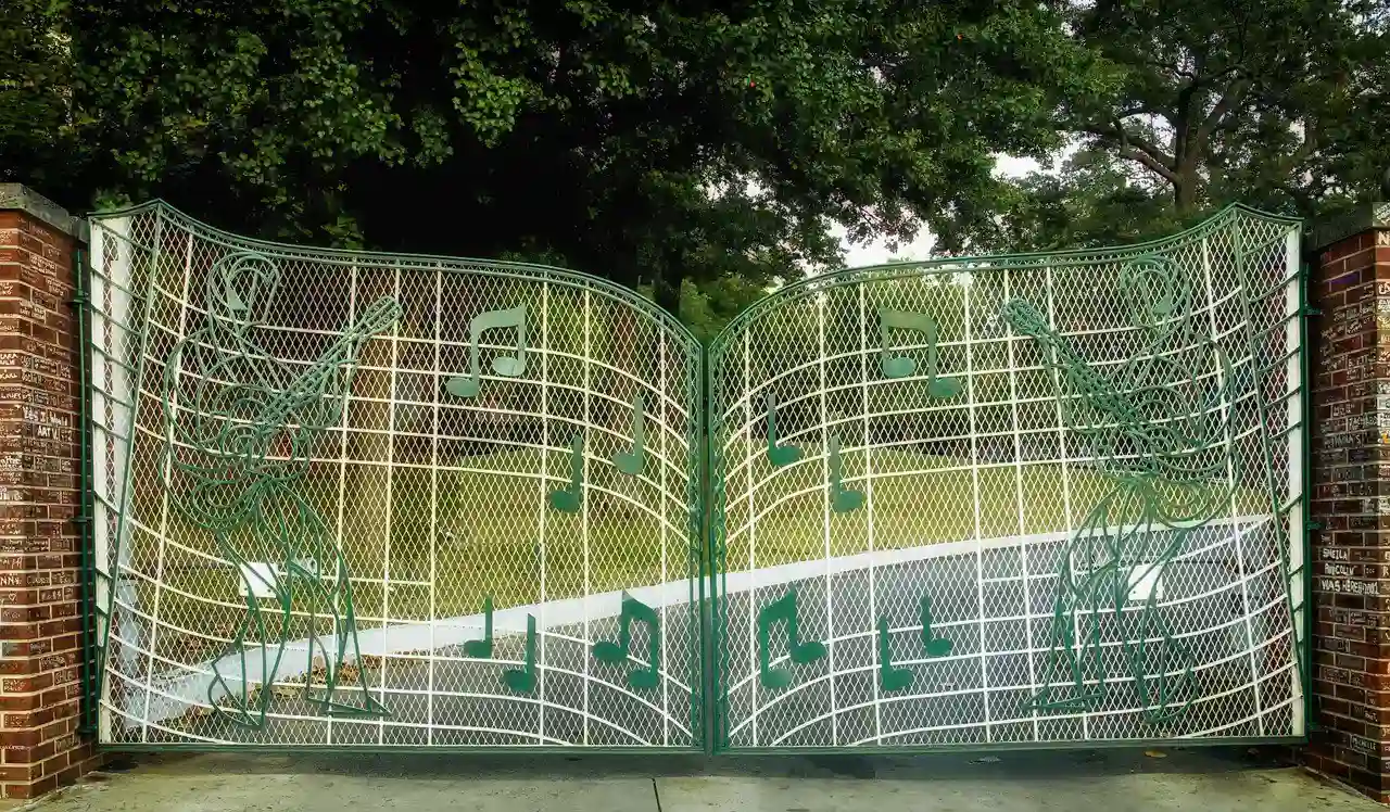 The Gates of Graceland, Memphis