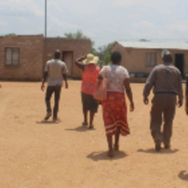 Folk der går i Phalaborwa Sydafrika